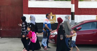أولياء الأمور بالدقهلية يصطحبون الأطفال للمدارس فى العام الدراسي الجديد.. لايف
