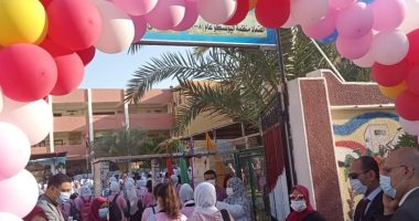مدارس الوادي الجديد تستقبل طلابها بالحلوى والورود في أول يوم دراسة.. صور