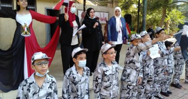 طلاب مدرسة بالقاهرة يحتفلون بانتصارات أكتوبر فى أول يوم دراسة.. صور