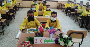 بالورود وعلم مصر.. التلاميذ يبدأون يومهم الدراسى وسط إجراءات احترازية.. صور