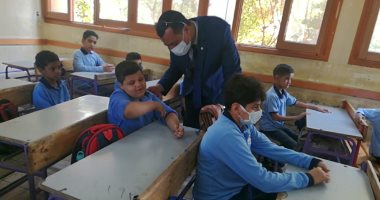 وكيل تعليم الأقصر يتابع انتظام الدراسة بالمدارس فى بداية العام الجديد.. صور