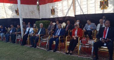 بدء العام الدراسى بجامعة أسيوط بتحية العلم ومسيرة طلابية.. لايف وصور