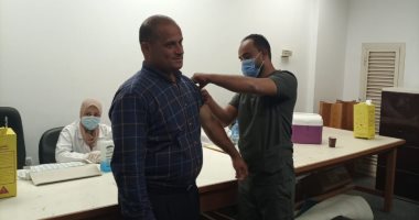 جامعة حلوان تواصل تطعيم أعضاء هيئة التدريس والطلاب بلقاح كورونا.. صور