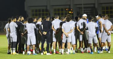 جلسة بين الشعبانى ولاعبى المصرى قبل ضربة البداية بالكونفدرالية.. صور