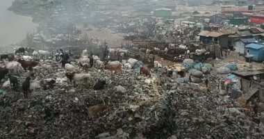 "مقبرة الموضة".. كارثة بيئية في غانا بسبب الملابس البريطانية الرديئة