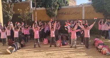 بالأعلام استقبال طلاب المدارس فى سوهاج.. لايف