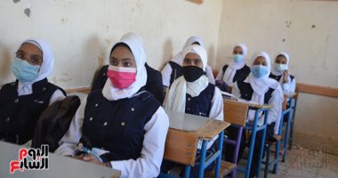 مدارس الأقصر تلتزم بالكمامة والتباعد وغرف طبية فى أول يوم دراسى.. ألبوم صور 