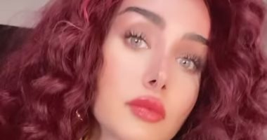 هنا الزاهد تطل بالشعر الأحمر فى أحدث ظهور لها معلقة.. صورة