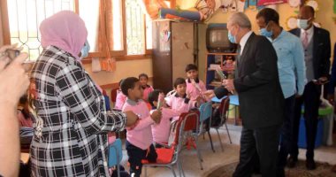 محافظ الأقصر يقود جولة على المدارس ويوزع الورود على التلاميذ .. صور