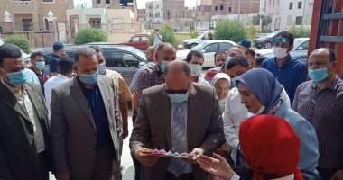 محافظ أسيوط يشرح مبادرة حياة كريمة للتلاميذ داخل الفصول.. فيديو وصور