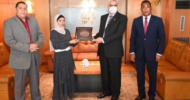 النائبة الأردنية زينب البدول تسلم درع مجلس النواب الأردنى لجامعة الفيوم