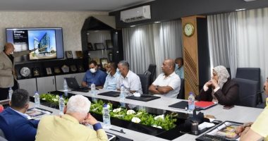 محافظ أسوان يلتقى مستثمرين ورجال أعمال لبحث توفير فرص عمل