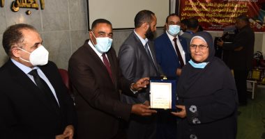 محافظ مطروح يكرم معلمين محالين للمعاش وآخرين حاصلين على ماجيستير ودكتوراة