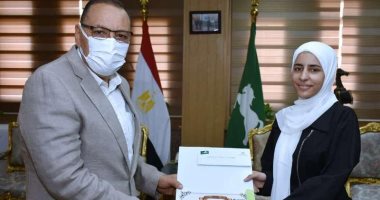 محافظ الشرقية يُكرم السابعة على الجمهورية بالثانوية ومديرة مدرسة