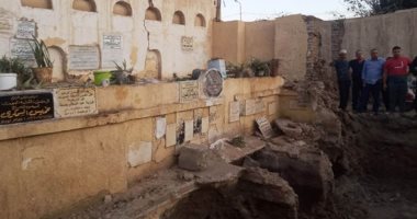 تفاصيل القبض على تربى لاتهامه بنبش 8 عيون بمقابر الصدقة وهدمها فى طنطا.. الأهالى: فوجئنا بالحادث وشاهدنا بقايا الجثث ملقاة بالطريق.. والنيابة تأمر بحبس المتهم والشرطة تشرف على إعادة دفن الجثث.. فيديو وصور