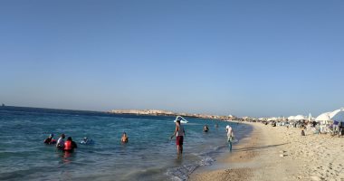 بث مباشر.. شواطئ مطروح تواصل جذب عشاقها رغم الأجواء الخريفية 