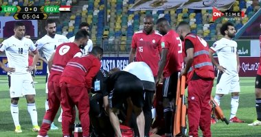 لاعب ليبيا يتعرض للإغماء ومحمد صلاح يطالب الجهاز الطبى بالتدخل.. فيديو