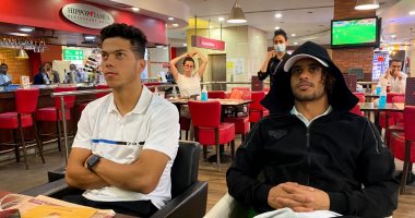 لاعبو الزمالك يتابعون مباراة مصر وليبيا في المطار قبل السفر لكينيا .. صور