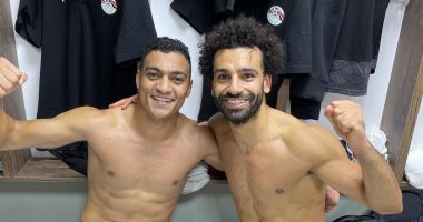 مصطفى محمد ومحمد صلاح في غرفة الملابس بعد ثلاثية ليبيا في تصفيات المونديال