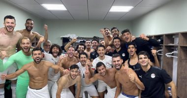 عمرو السولية يحتفل مع زملائه بالمنتخب الوطني بإحراز ثلاثية في شباك ليبيا