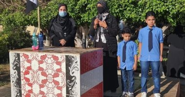 رئيس قرية شباس الشهداء تصطحب أطفال شهيد سيناء لمدرستهم وتكرمهم.. صور