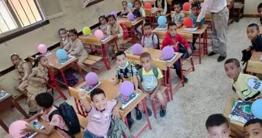 مشهد مبهج.. مدرسة بالأقصر تقدم "الكتب" للتلاميذ مغلفة بالبالونات.. صور