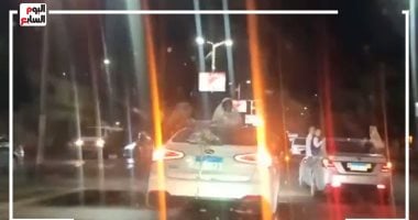 عروسان يحتفلان بزفافهما تحت الأمطار.. فيديو 