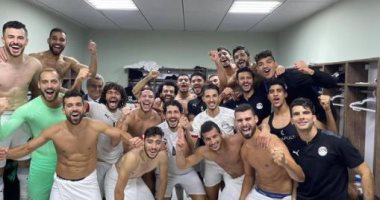 محمد صلاح يحتفل بالفوز على ليبيا مع نجوم المنتخب بغرفة الملابس.. صورة
