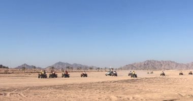 سائحون من كل دول العالم يتجولون بمناطق سفارى شرم الشيخ بالبيتش باجى.. صور