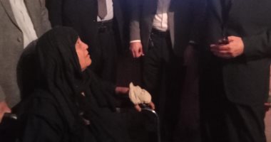 محافظ كفر الشيخ يسلم كرسي متحرك لسيدة ويتفقد مشروعات حياة كريمة بمطوبس.. صور