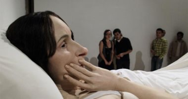 كأنه حقيقى.. مملكة النحت الواقعى للفنان الأسترالى رون مويك تسحر زوار معارض العالم