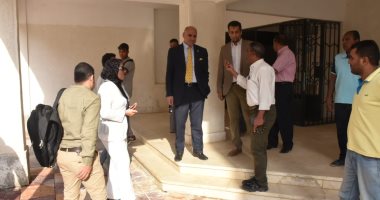 رئيس جامعة الأقصر يتفقد سير أعمال تسكين الطلاب بالمدينة الجامعية.. صور 