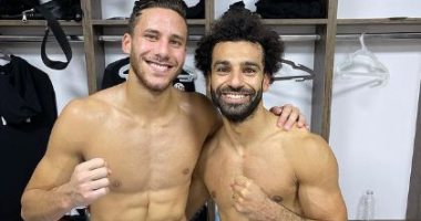 رمضان صبحى يحتفل بالفوز على ليبيا بصورة مع محمد صلاح من غرفة الملابس
