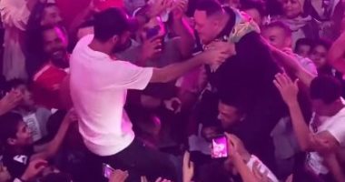 "محمولان على الأكتاف" أمح الدولى وأفشة فى وصلة رقص من ليلة الحنة.. فيديو