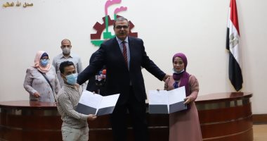 استجابة لبرنامج صندوق محسوب.. القوى العاملة تسلم أسرة قصار القامة عقود العمل