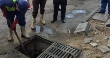 حملات لتطهير بالوعات الأمطار بالقاهرة استعدادا للشتاء.. صور