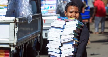مش بس قبل الدراسة.. إقبال كثيف لأولياء الأمور على شوارع الفجالة فى الأسبوع الأول من المدارس