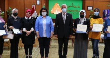 رئيس جامعة المنوفية يكرم الطلاب الوافدين الفائزين فى مسابقة أجمل صورة