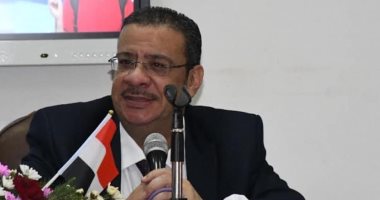 رئيس جامعة القناة يلتقى طلاب كلية التربية وينصحهم بالمشاركة فى الأنشطة الطلابية