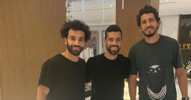 محمد صلاح يغادر القاهرة بصورة له رفقة عبد الله السعيد وحجازى