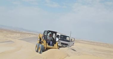 إزاحة الرمال من على الطرق بمدينة الحسنة فى سيناء لتسهيل حركة المرور