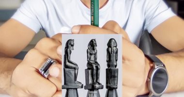 تماثيل فرعونية بحجم عقلة الإصبع.. إبراهيم نحت تحف فنية على سن القلم الرصاص