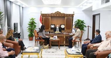 محافظ قنا يستقبل فريق برنامج النمو الأخضر التابع للأمم المتحدة