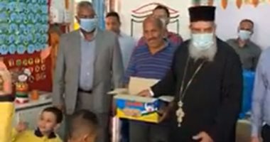 وكيل مطرانية الأقباط الكاثوليك بالغردقة يوزع حلوى المولد النبوى على طلاب المدارس.. لايف