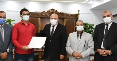 محافظ قنا يكرم الثانى على الجمهورية فى شهادة الثانوية العامة 