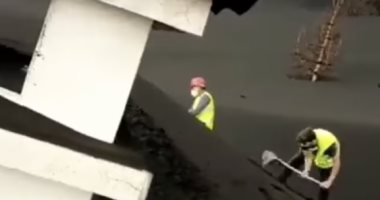 محاولات الكشف عن منازل مدفونة تحت الرماد السام بسبب بركان لابالما.. فيديو وصور
