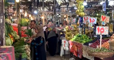 الطماطم بـ6.5 والخيار بـ5 والبطاطس بـ8 جنيهات.. جولة داخل سوق الخضروات والفاكهة بالغردقة.. لايف