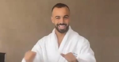 "بالروب".. أفشة يرقص قبل ساعات من حفل زفافه.. فيديو وصور