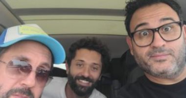 أكرم حسنى وكريم محمود عبدالعزيز وهشام ماجد يستمتعون بوقتهم على أنغام أما براوة