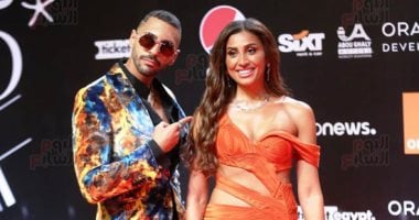 دينا الشربينى بإطلالة من اللون البرتقالى بصحبة أبو الروس بمهرجان الجونة